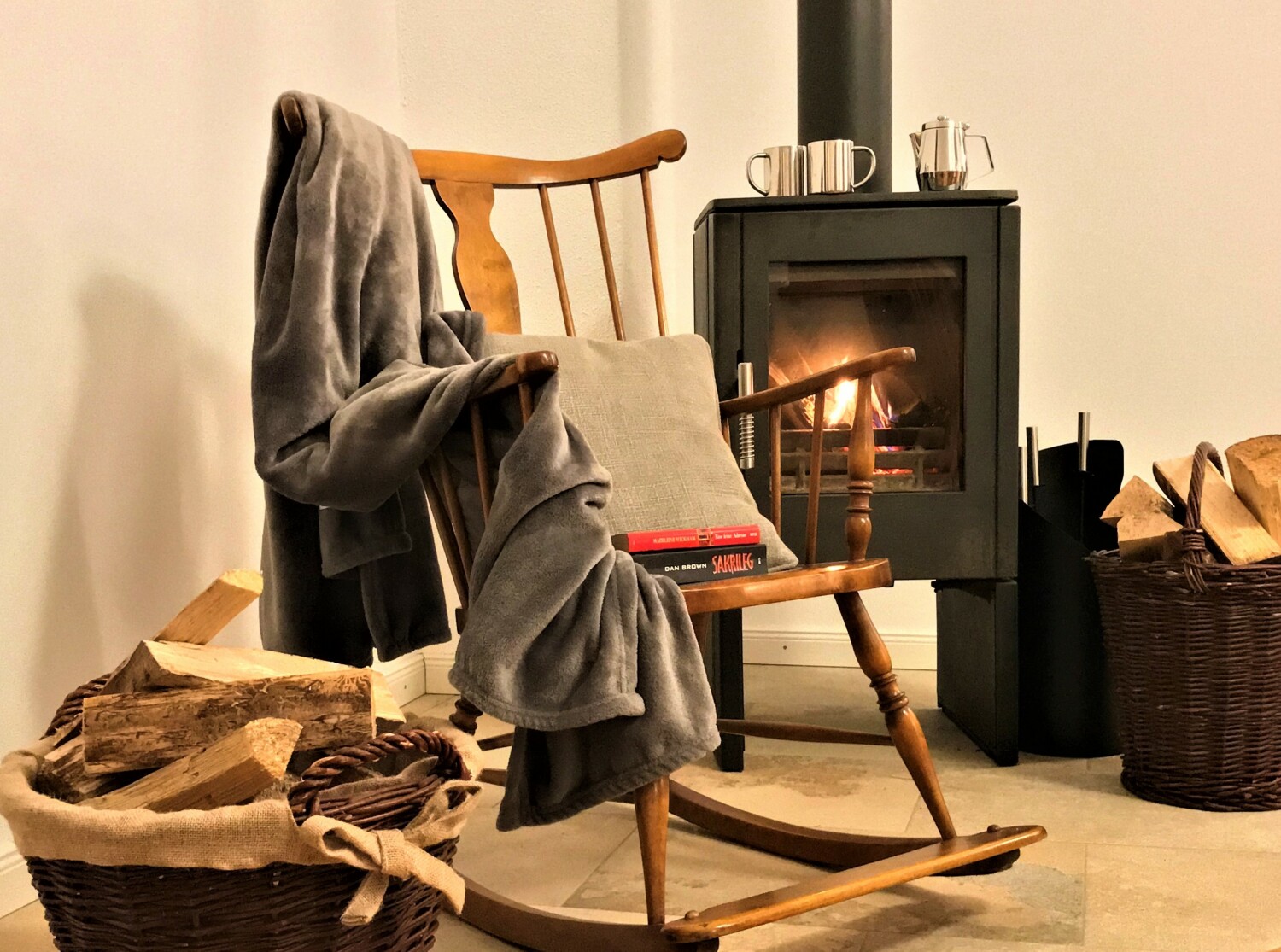 Gemütlich am Kamin mit Holzfeuer in der Fewo zwischen Berg und Bach entspannen.JPG