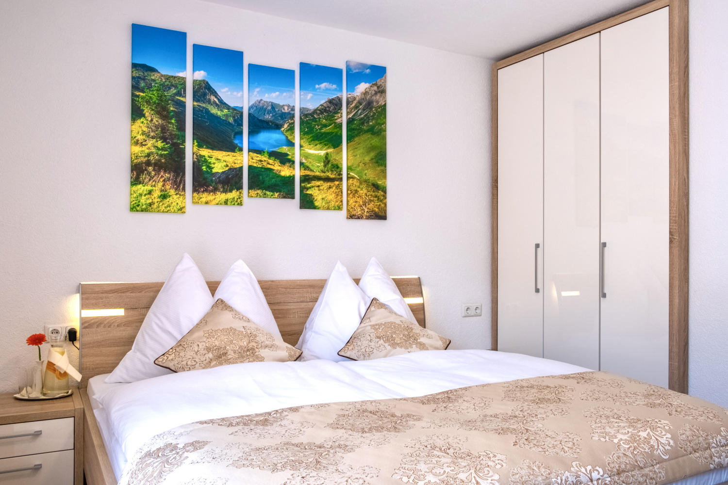 3 Schlafraum Bett Bedroom Apartments Davydov Ferienwohnung Appartement Bad Hofgastein Gastein Salzburg.jpg