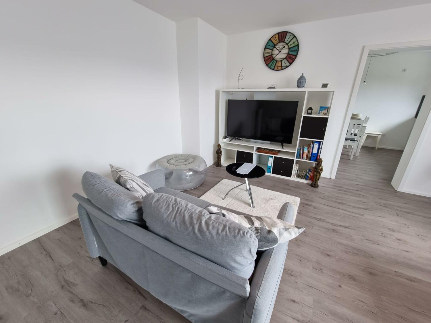 Wohnzimmer Coutsch und TV mit Tisch klein.jpg