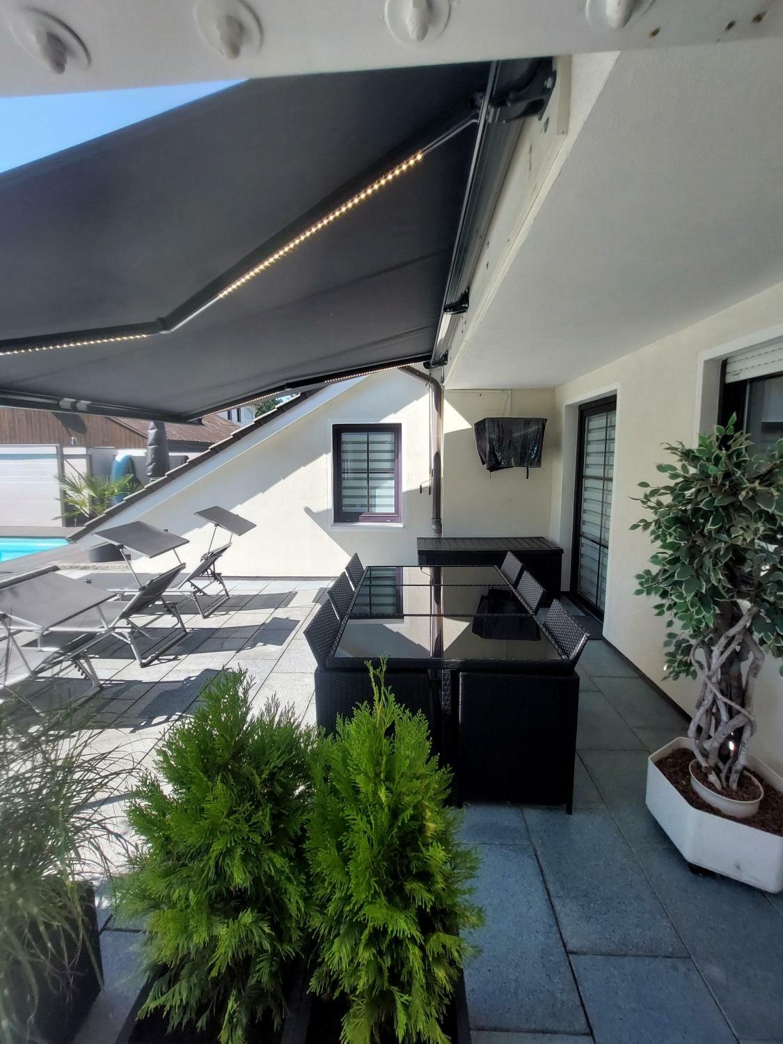 Lounge mit Fernseher Terrasse.jpg