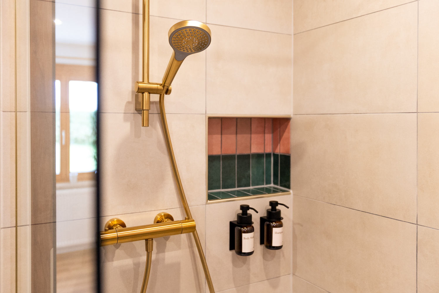 matt-apartments-heppenschwand-dusche-regendusche-gold-armaturen.jpg