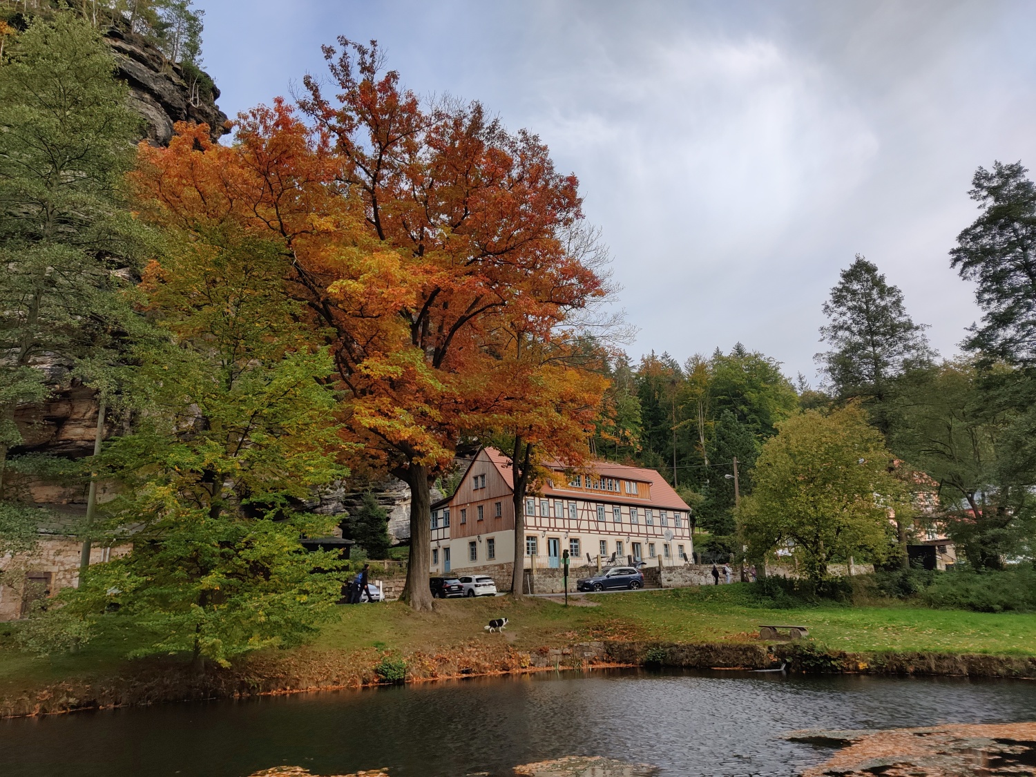 8. Felsenkeller und Teich im Herbst 20221005_161135.jpg