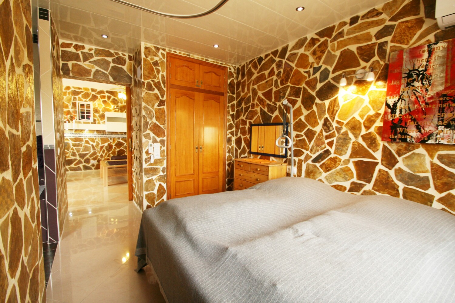 Körbchen-Schlafzimer  Deckenlifter bis ins Bad.JPG