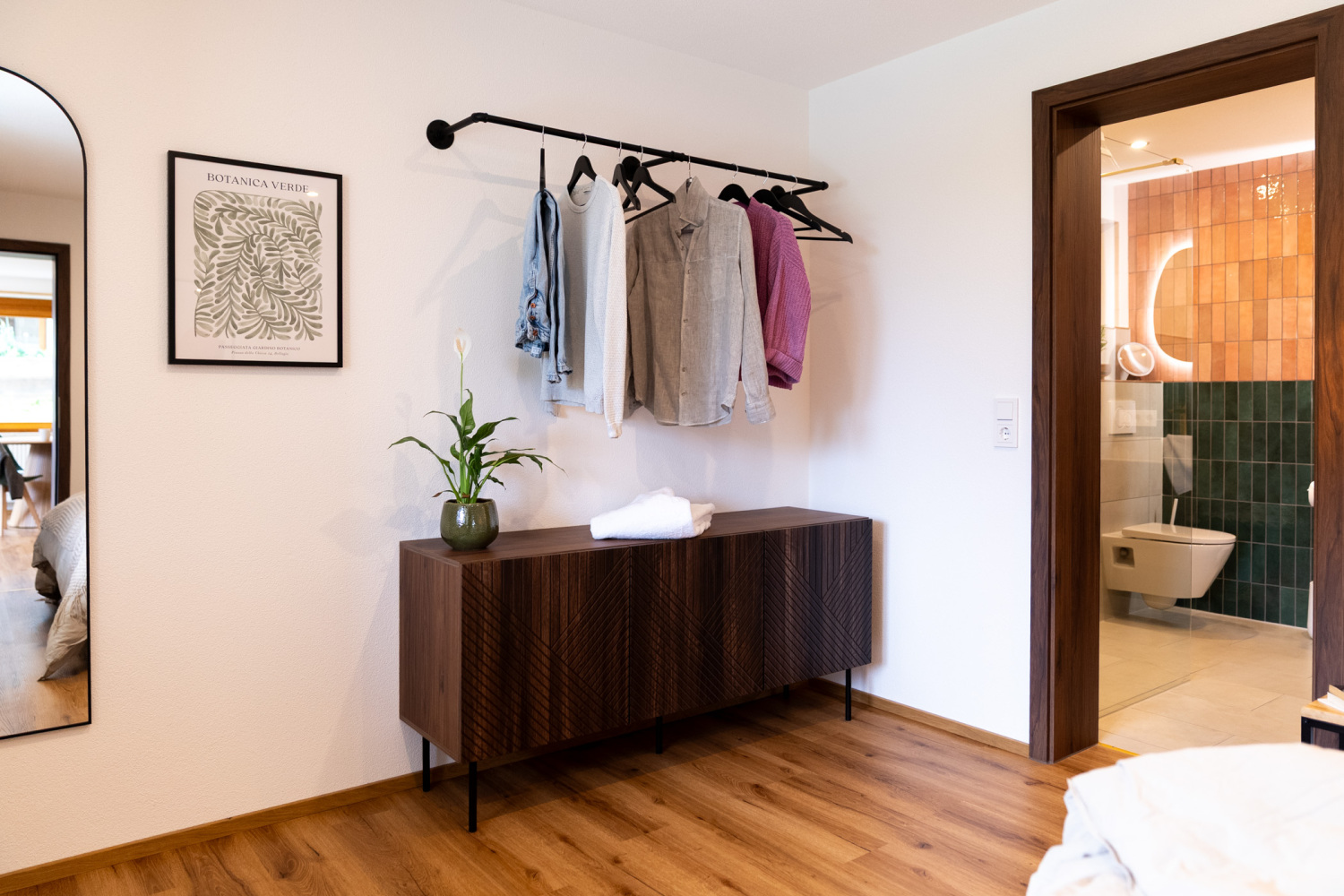 matt-apartments-heppenschwand-schlafzimmer-kommode-und-garderobe.jpg