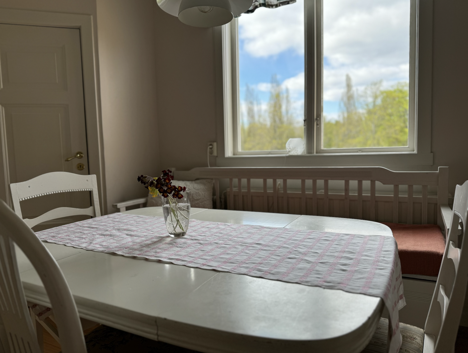 Animskogs Kyrkskola Apartment Björk - Küche Tisch.png