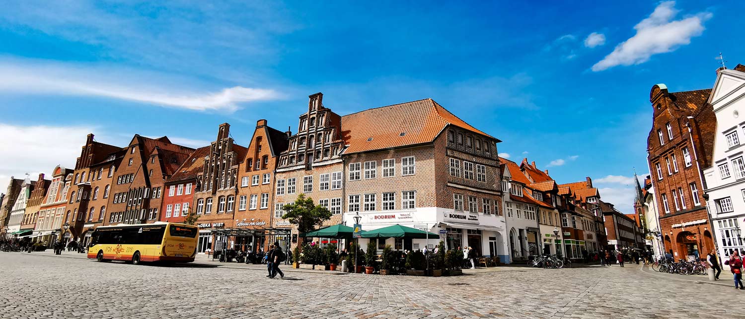 Die Lüneburger Altstadt am Sande bei einem Ausflug aus Geesthacht